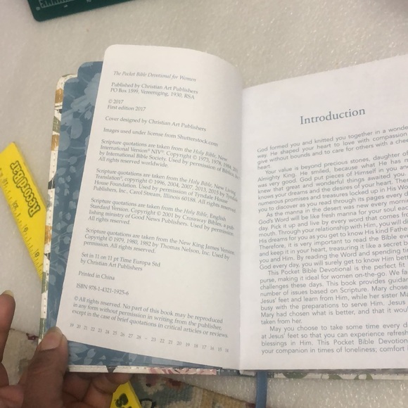 The pocket Bible Devotional for Women - Picture 6 of 12